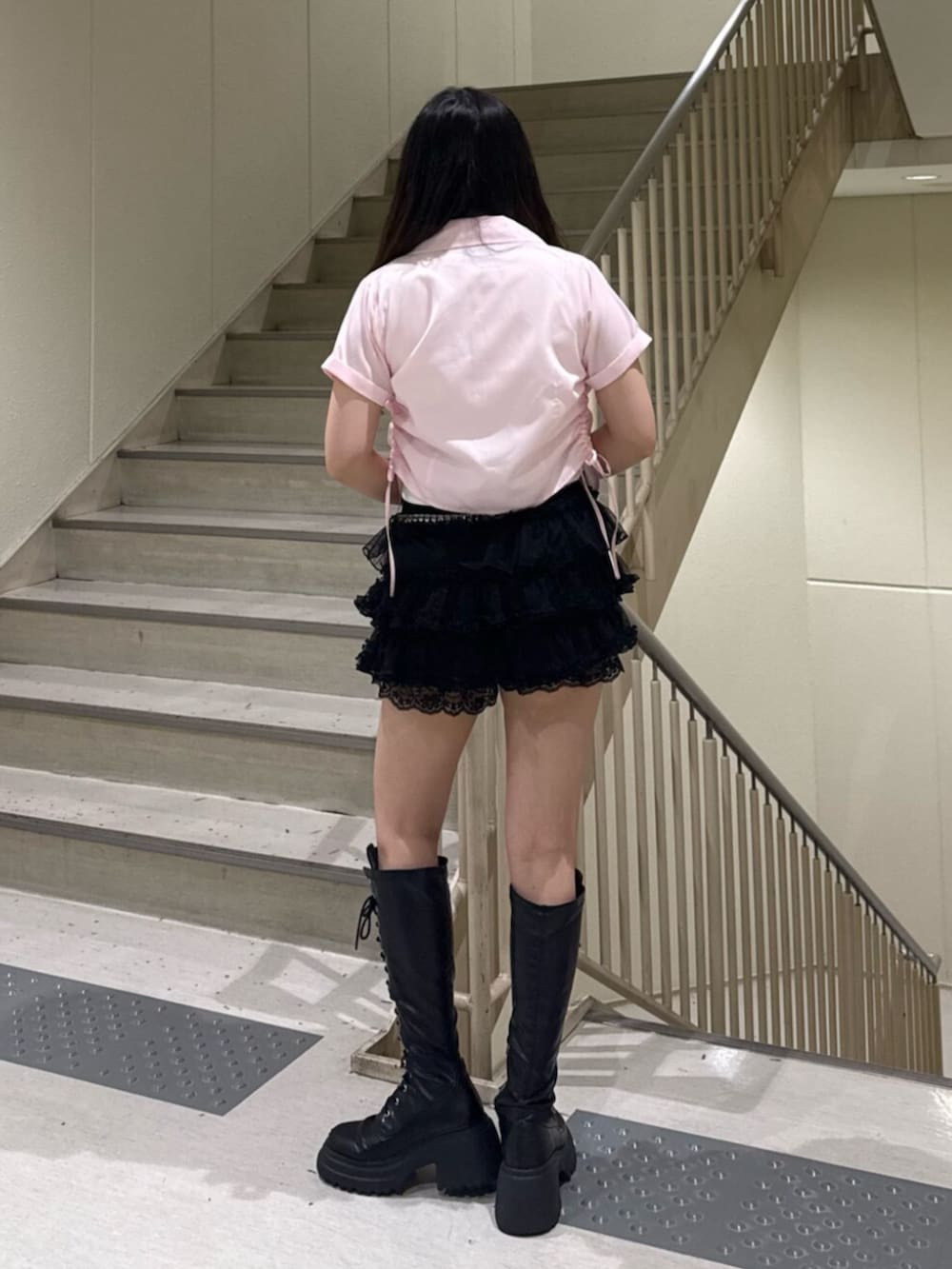 ブラック系のブーツ、ブラック系のその他パンツ、ピンク系のシャツ/ブラウスを着用したレディースの夏コーディネートの3枚目の写真