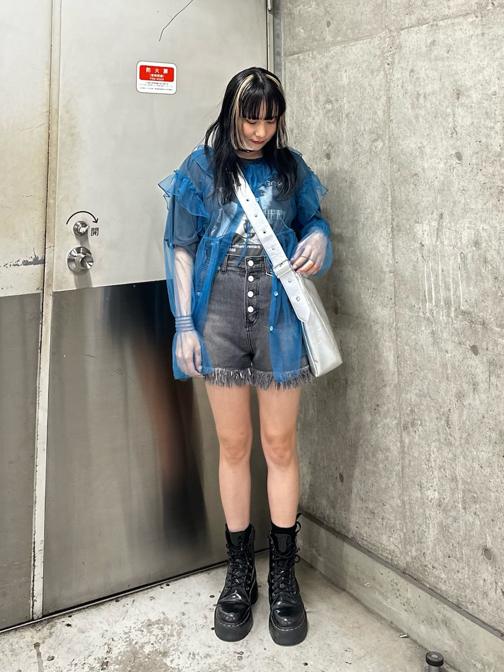 ブルー系のシャツ/ブラウス、ブラック系のTシャツ/カットソー、ブラック系のデニムパンツを着用したレディースの春コーディネートの2枚目の写真