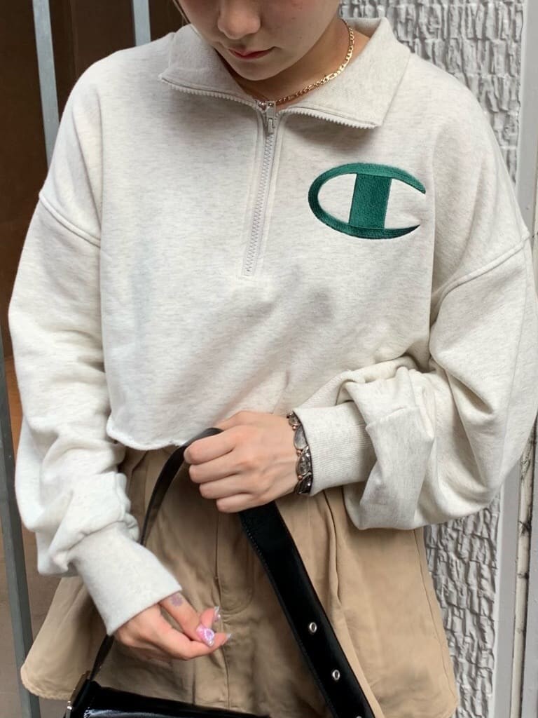 ベージュ系のその他パンツ、グレー系のスウェットを着用したレディースの秋コーディネートの5枚目の写真