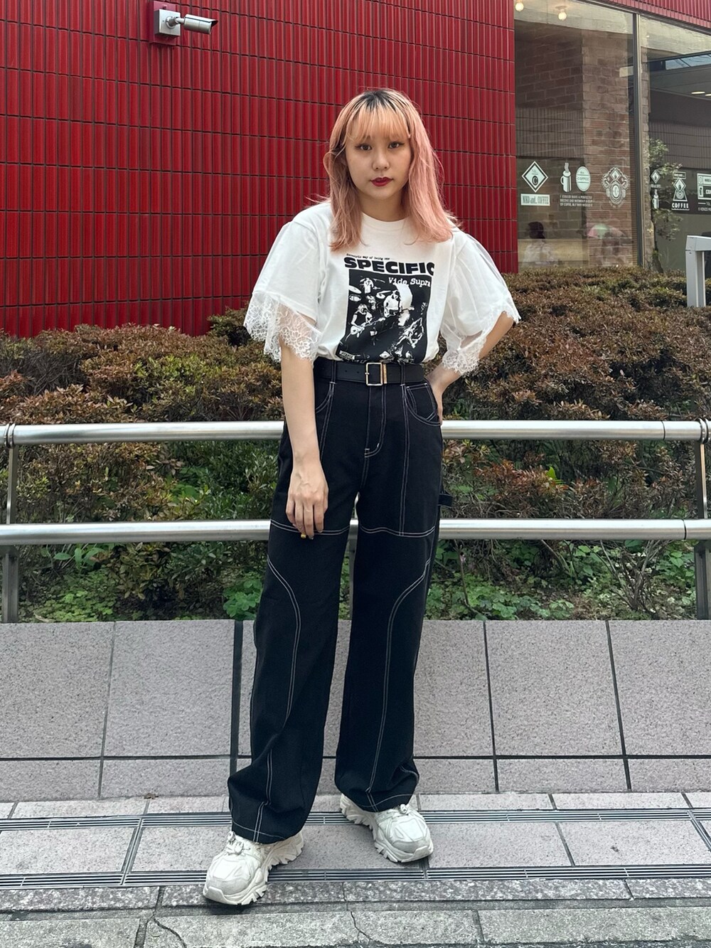 ホワイト系のTシャツ/カットソー、ブラック系のその他パンツ、ブラック系のベルトを着用したレディースの夏コーディネートの4枚目の写真