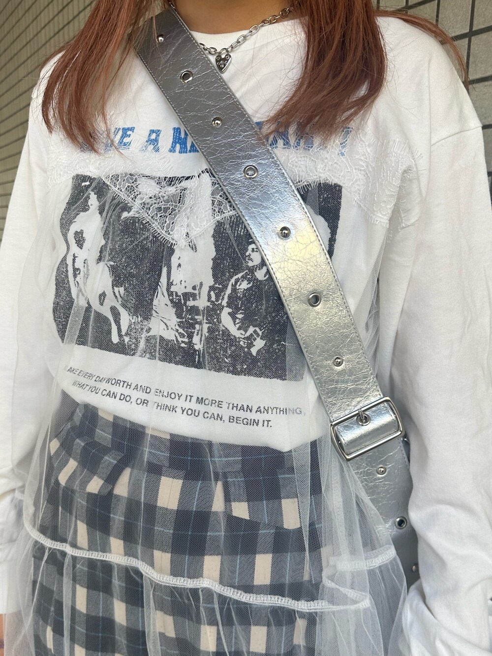 ホワイト系のワンピース、シルバー系のショルダーバッグ、その他のスラックスを着用したレディースの冬コーディネートの7枚目の写真