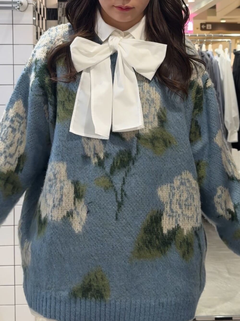 ブラック系のブーツ、ホワイト系のシャツ/ブラウス、ブルー系のニット/セーターを着用したレディースの冬コーディネートの6枚目の写真