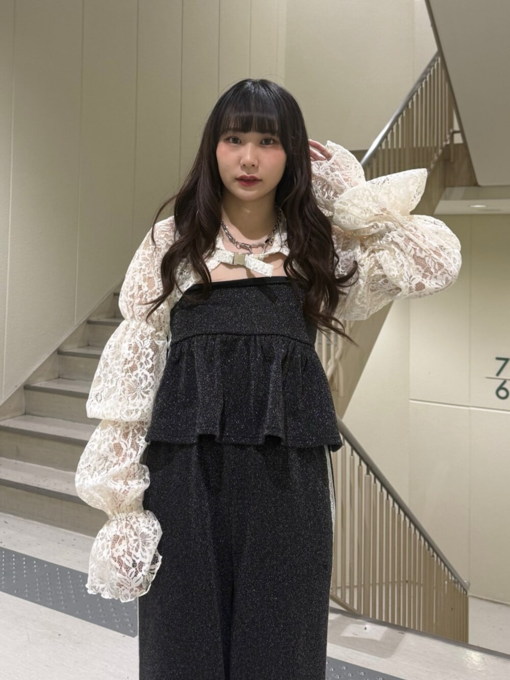 ブラック系のパンプス、ホワイト系のカーディガン/ボレロ、ブラック系のキャミソールを着用したレディースの春コーディネートの10枚目の写真