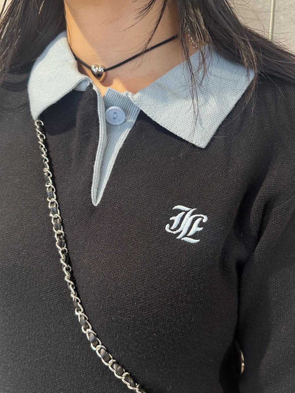 ブラック系のブーツ、ブラック系のワンピース、ブラック系のショルダーバッグを着用したレディースの秋コーディネートの6枚目の写真