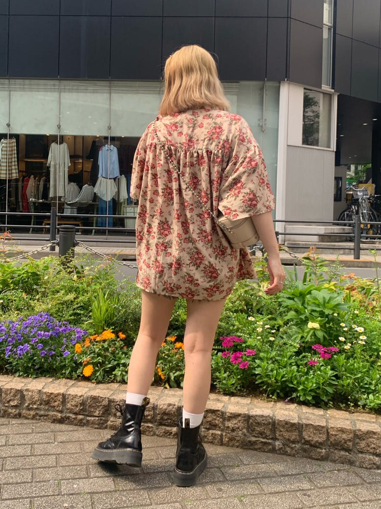 ブラック系のデニムパンツ、ホワイト系のショルダーバッグ、ホワイト系のシャツ/ブラウスを着用したレディースの春コーディネートの2枚目の写真