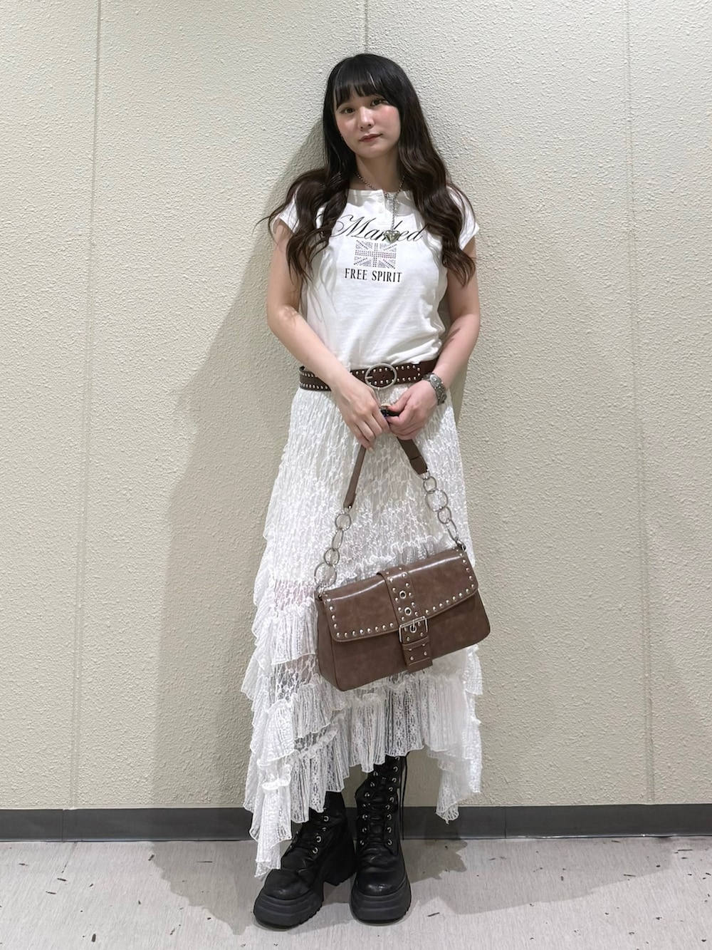ブラック系のブーツ、ホワイト系のスカート、ホワイト系のTシャツ/カットソーを着用したレディースの春コーディネートの5枚目の写真