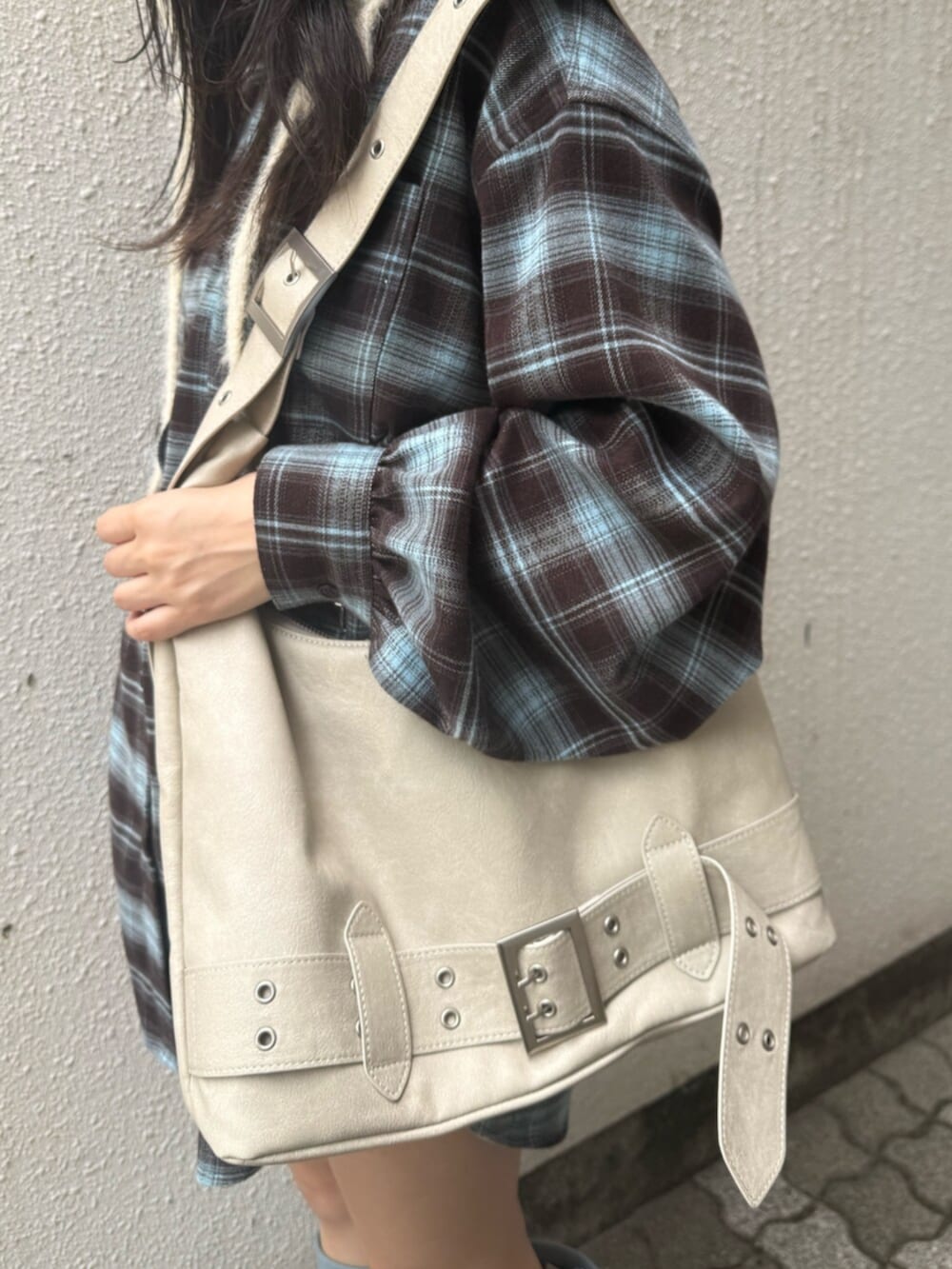 ブルー系のブーツ、ホワイト系のショルダーバッグ、ブラウン系のシャツ/ブラウスを着用したレディースの夏コーディネートの9枚目の写真