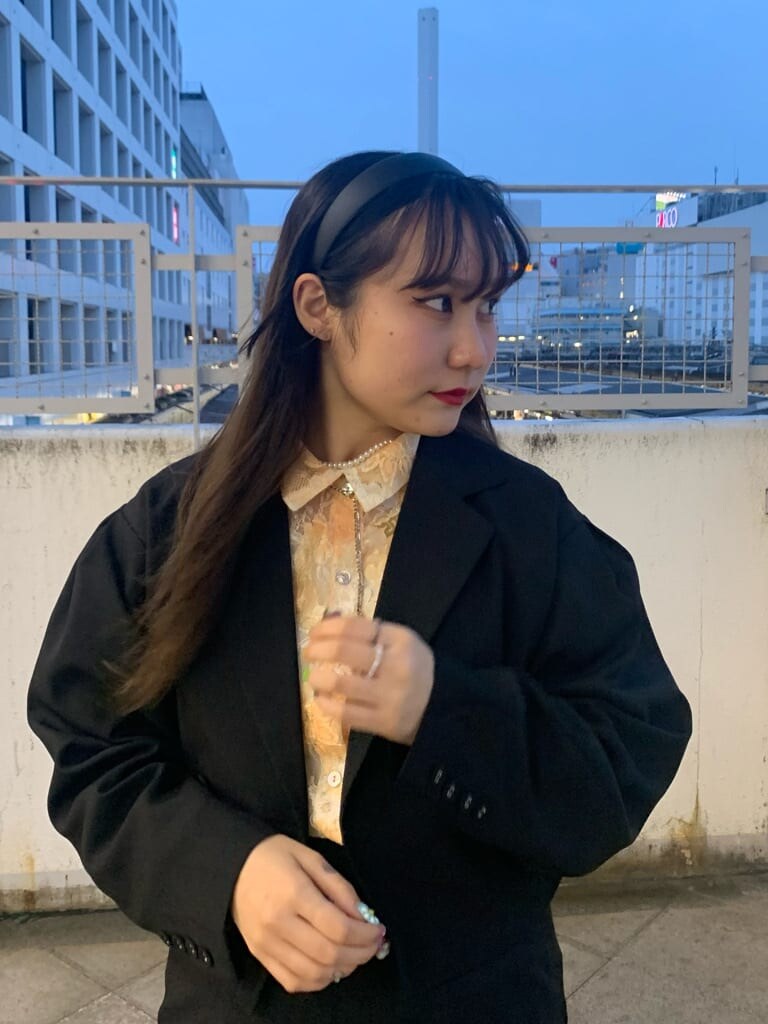 ホワイト系のシャツ/ブラウス、ブラック系のブーツ、ブラック系のテーラードジャケットを着用したレディースの春コーディネートの4枚目の写真