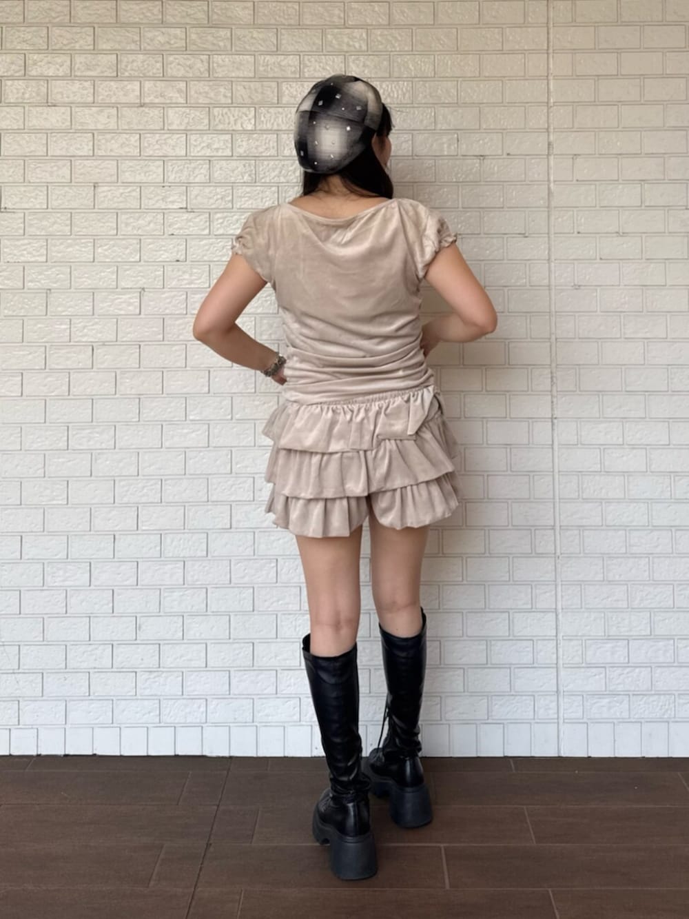 ブラック系のブーツ、ホワイト系のTシャツ/カットソー、ホワイト系のスカートを着用したレディースの夏コーディネートの3枚目の写真