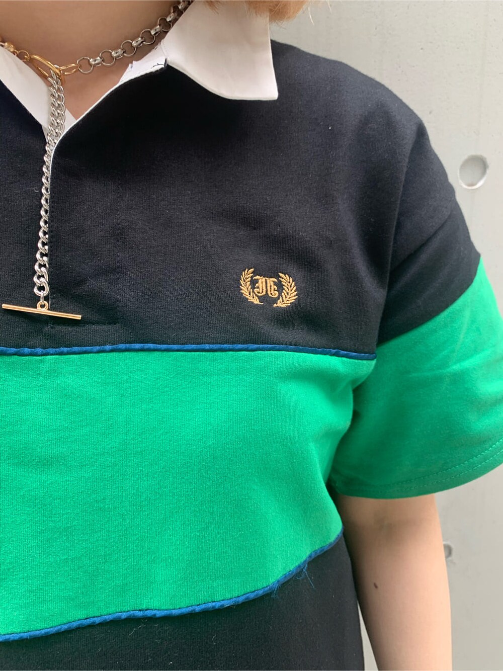 ホワイト系のボストンバッグ、ブラック系のワンピース、グリーン系のバングル/リストバンドを着用したレディースの春コーディネートの4枚目の写真