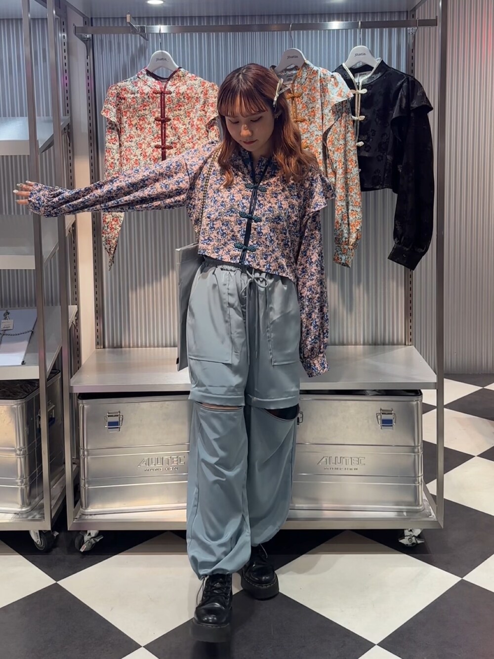 ピンク系のシャツ/ブラウス、シルバー系のトートバッグ、ブルー系のその他パンツを着用したレディースの春コーディネートの4枚目の写真