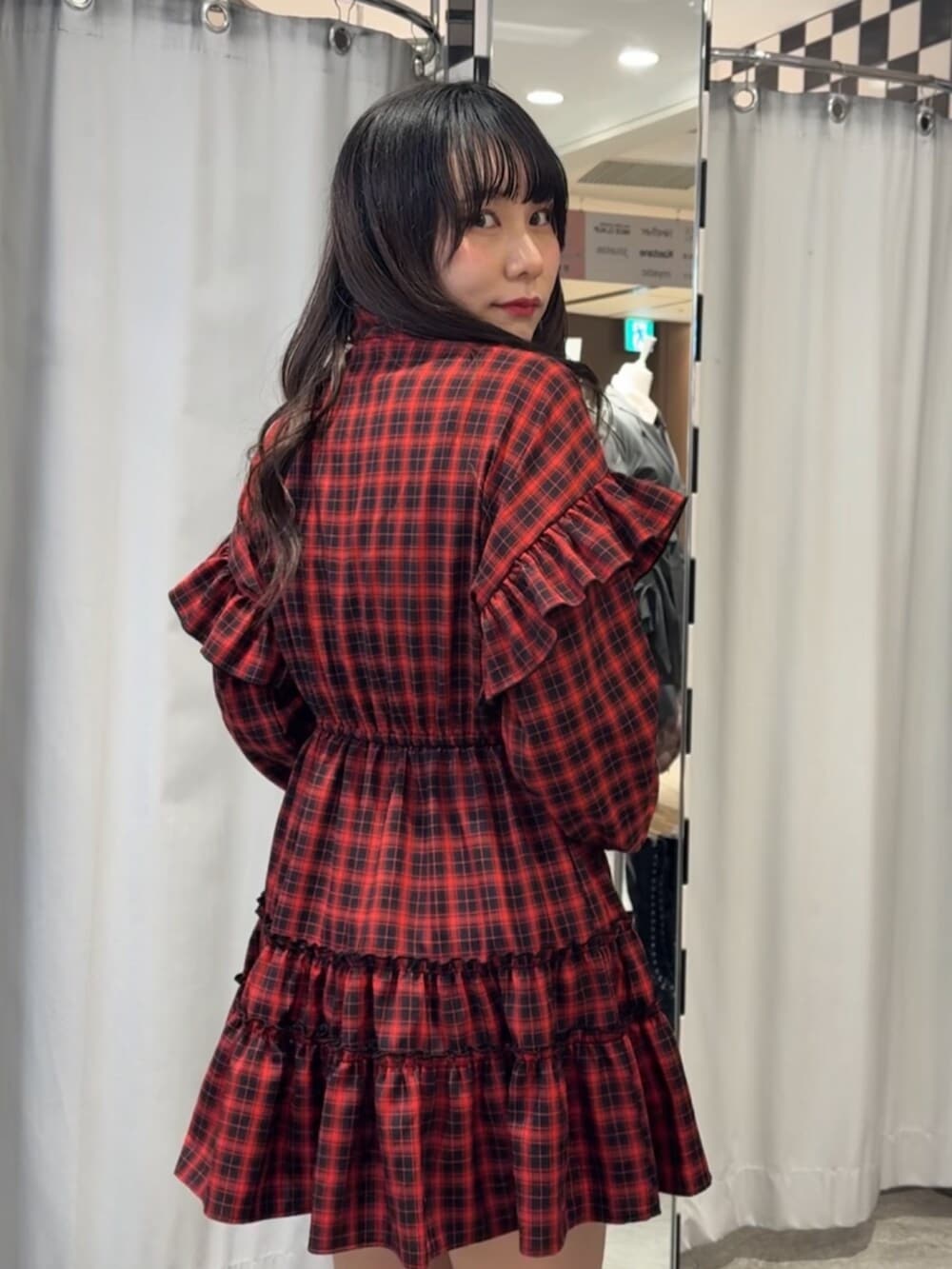 ブラック系のブーツ、レッド系のワンピースを着用したレディースの冬コーディネートの8枚目の写真