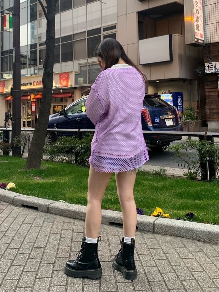 ホワイト系のTシャツ/カットソー、ブルー系のデニムパンツ、ブラック系のブーツを着用したレディースの春コーディネートの4枚目の写真