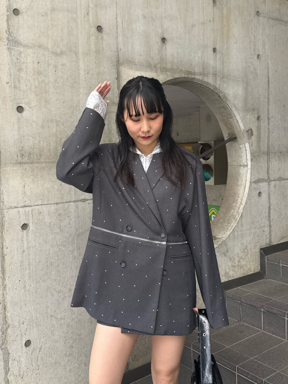 グレー系のテーラードジャケット、ブルー系のTシャツ/カットソー、ブルー系のブーツを着用したレディースの夏コーディネートの5枚目の写真