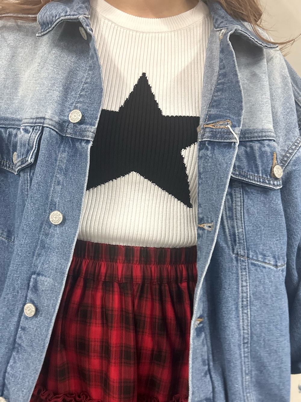 ブルー系のデニムジャケット、ホワイト系のニット/セーター、レッド系のスカートを着用したレディースの春コーディネートの7枚目の写真