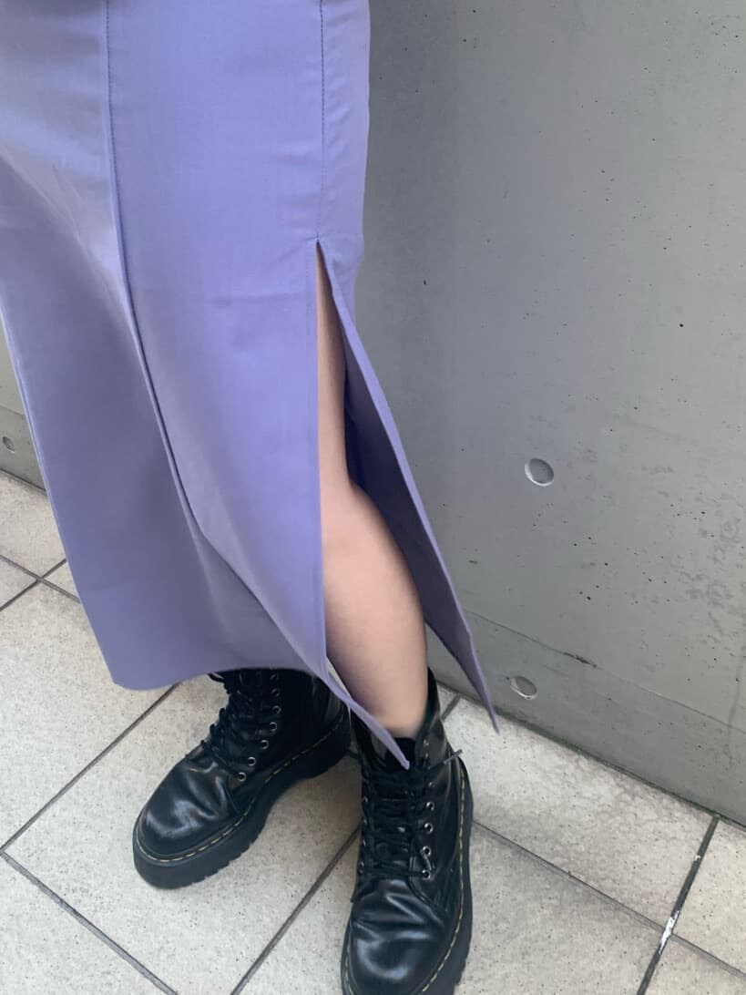 ブラック系のTシャツ/カットソー、パープル系のワンピース、ブラック系のハットを着用したレディースの夏コーディネートの7枚目の写真