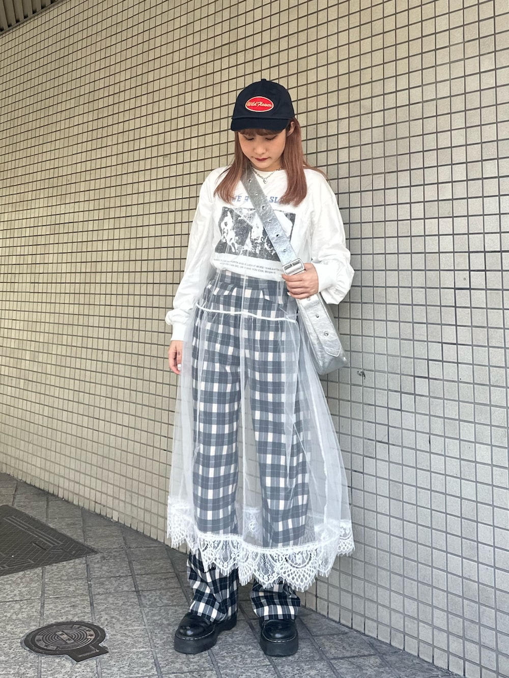 ホワイト系のワンピース、シルバー系のショルダーバッグ、その他のスラックスを着用したレディースの冬コーディネートの2枚目の写真