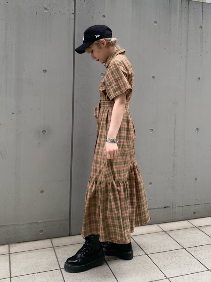 その他のワンピース、ブラック系のキャップ、ブラウン系のチョーカーを着用したレディースの夏コーディネートの2枚目の写真