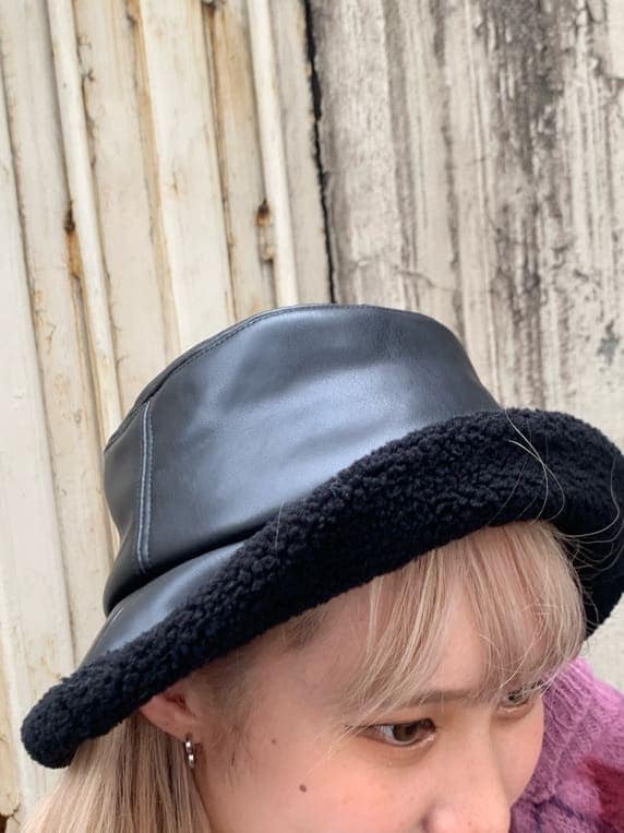 ピンク系のカーディガン/ボレロ、ベージュ系のその他パンツ、ブラック系のTシャツ/カットソーを着用したレディースの秋コーディネートの5枚目の写真