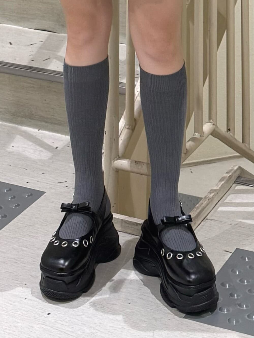 ブラック系のパンプス、ブラック系のワンピース、その他のトートバッグを着用したレディースの夏コーディネートの8枚目の写真