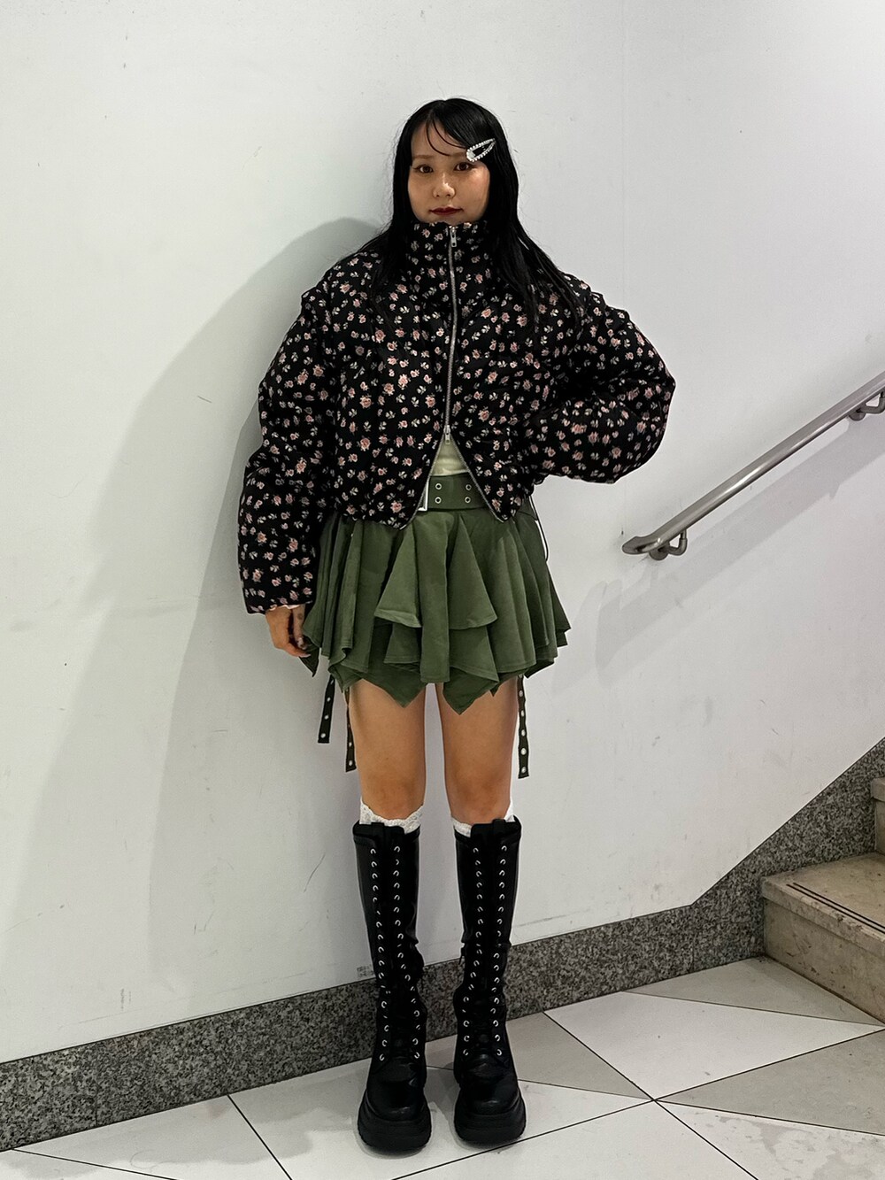 ブラック系のブーツ、その他のダウンジャケット/コート、ホワイト系のTシャツ/カットソーを着用したレディースの秋コーディネートの2枚目の写真