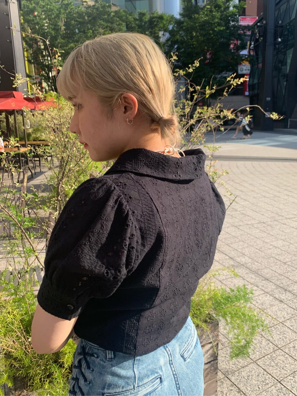 ブラック系のシャツ/ブラウス、ブルー系のデニムパンツ、ホワイト系のチョーカーを着用したレディースの夏コーディネートの4枚目の写真