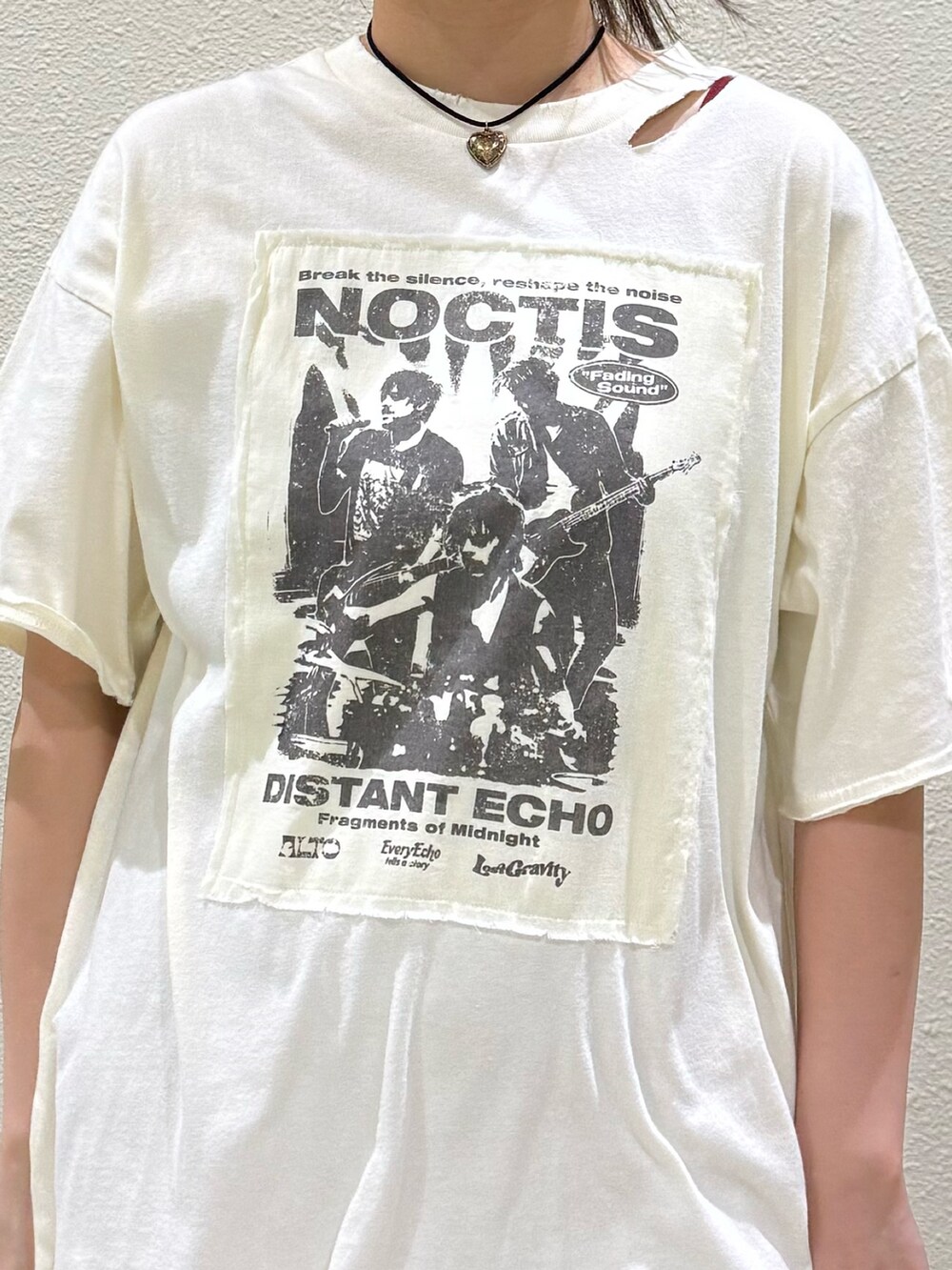 ホワイト系のTシャツ/カットソー、ブルー系のワンピース、ブラック系のその他シューズを着用したレディースの夏コーディネートの7枚目の写真