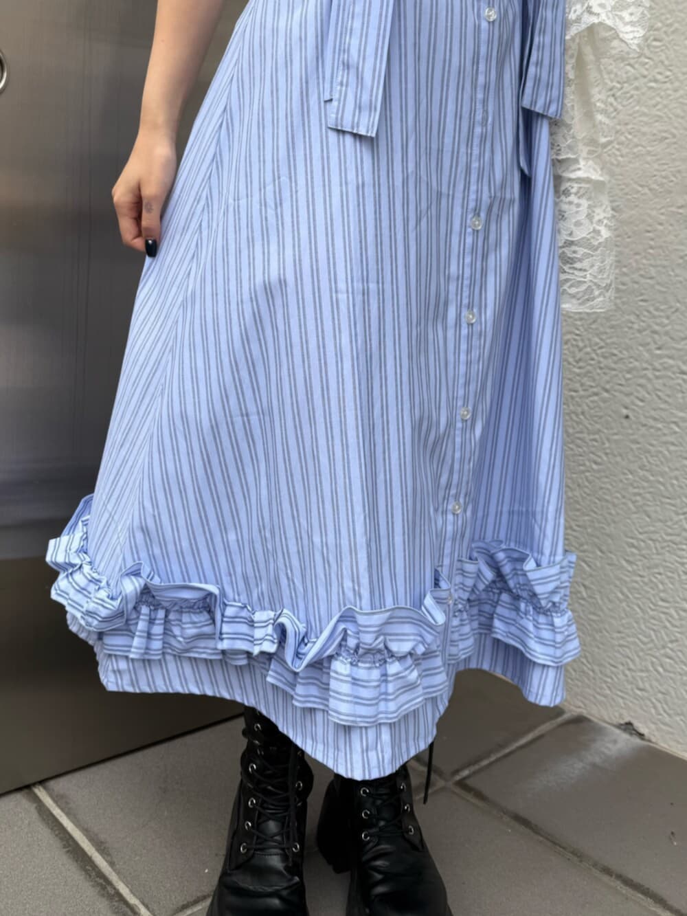 ブラック系のブーツ、ブルー系のワンピース、ホワイト系のトートバッグを着用したレディースの春コーディネートの8枚目の写真