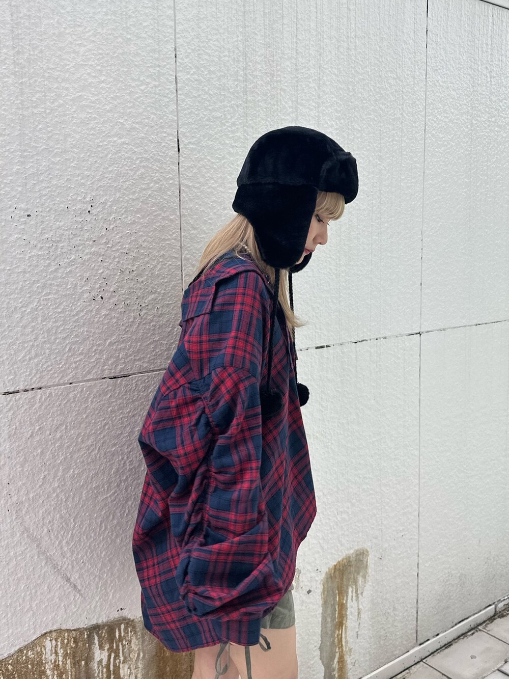 ブルー系のシャツ/ブラウス、ブラック系のTシャツ/カットソー、ブラック系のスカートを着用したレディースの冬コーディネートの4枚目の写真