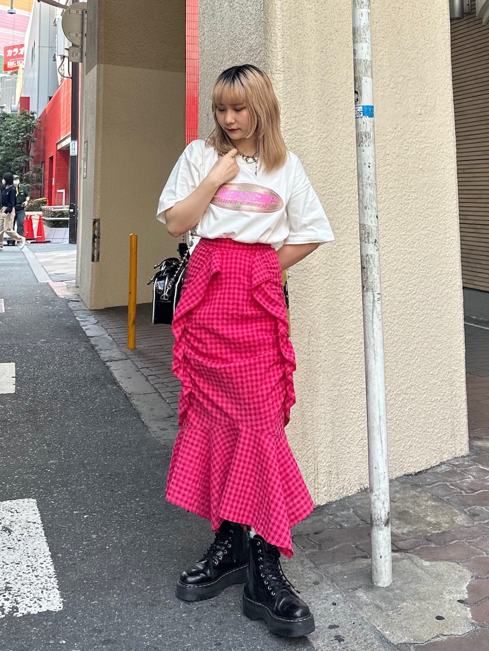 ブラック系のブーツ、ホワイト系のTシャツ/カットソー、ピンク系のスカートを着用したレディースの春コーディネートの2枚目の写真