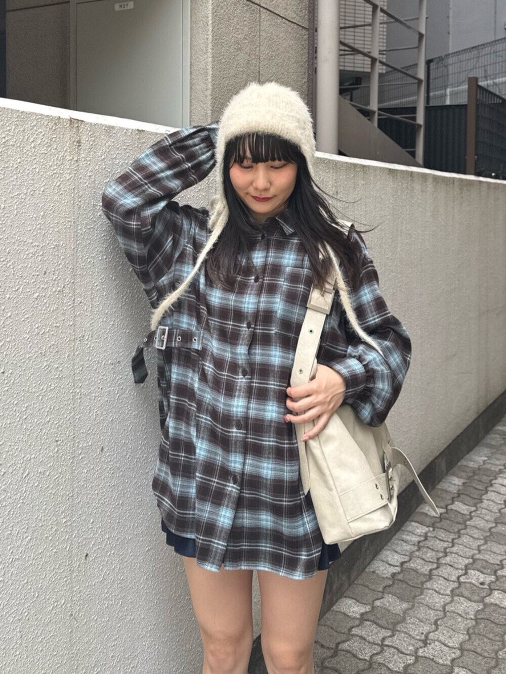 ブルー系のブーツ、ホワイト系のショルダーバッグ、ブラウン系のシャツ/ブラウスを着用したレディースの夏コーディネートの5枚目の写真