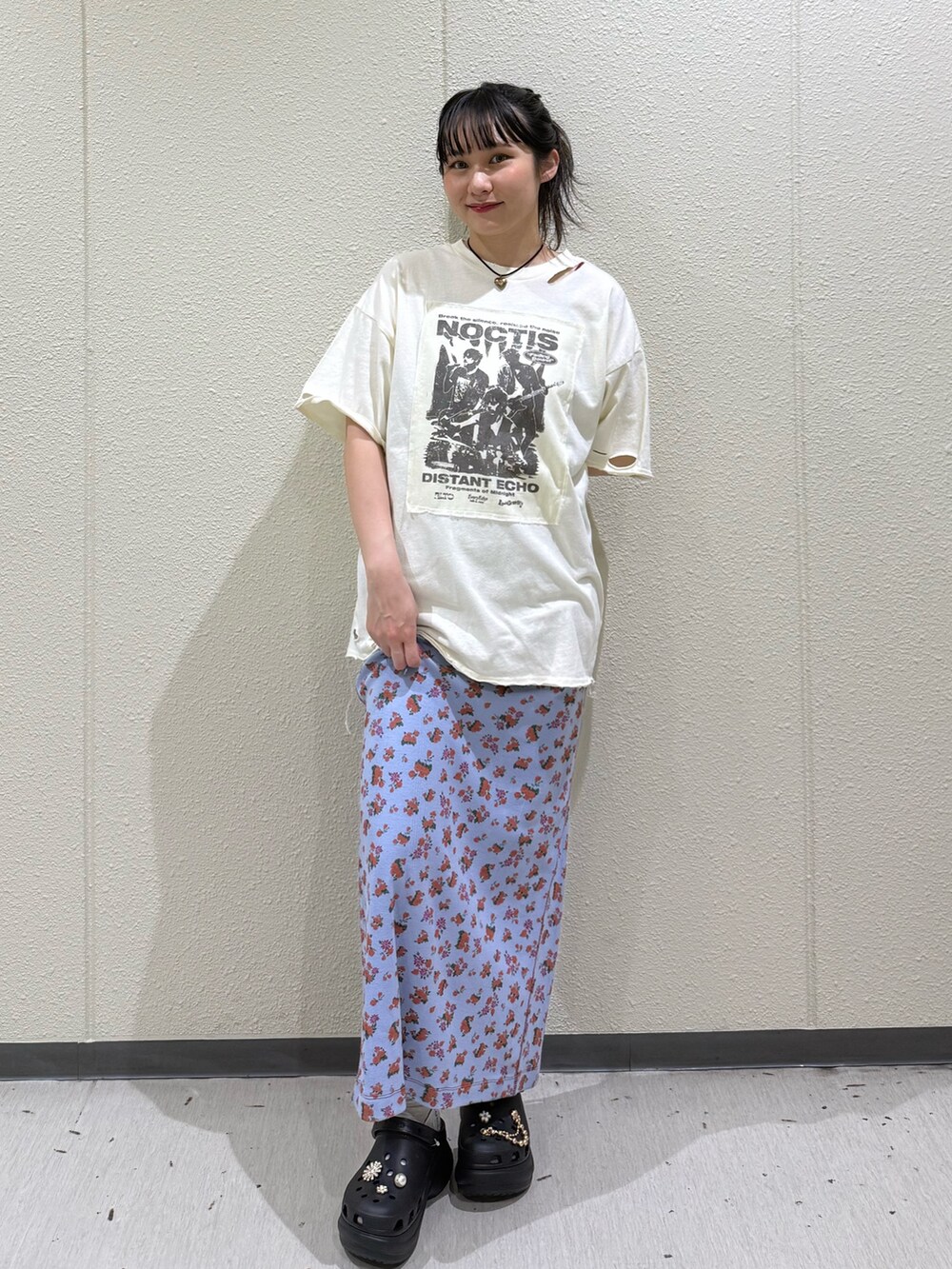 ホワイト系のTシャツ/カットソー、ブルー系のワンピース、ブラック系のその他シューズを着用したレディースの夏コーディネートの2枚目の写真