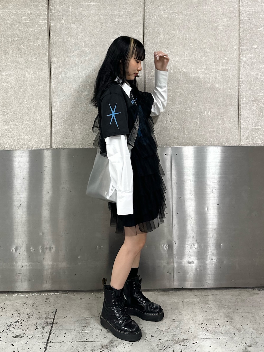 ブラック系のワンピース、ホワイト系のシャツ/ブラウス、シルバー系のショルダーバッグを着用したレディースの春コーディネートの2枚目の写真