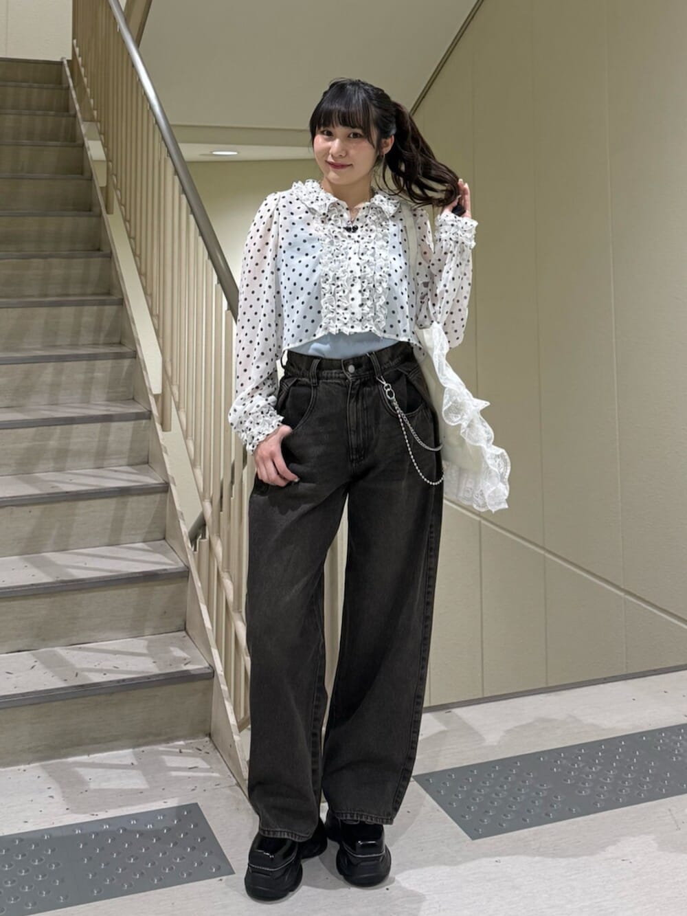 ブラック系のローファー、ホワイト系のトートバッグ、ブルー系のキャミソールを着用したレディースの春コーディネートの4枚目の写真