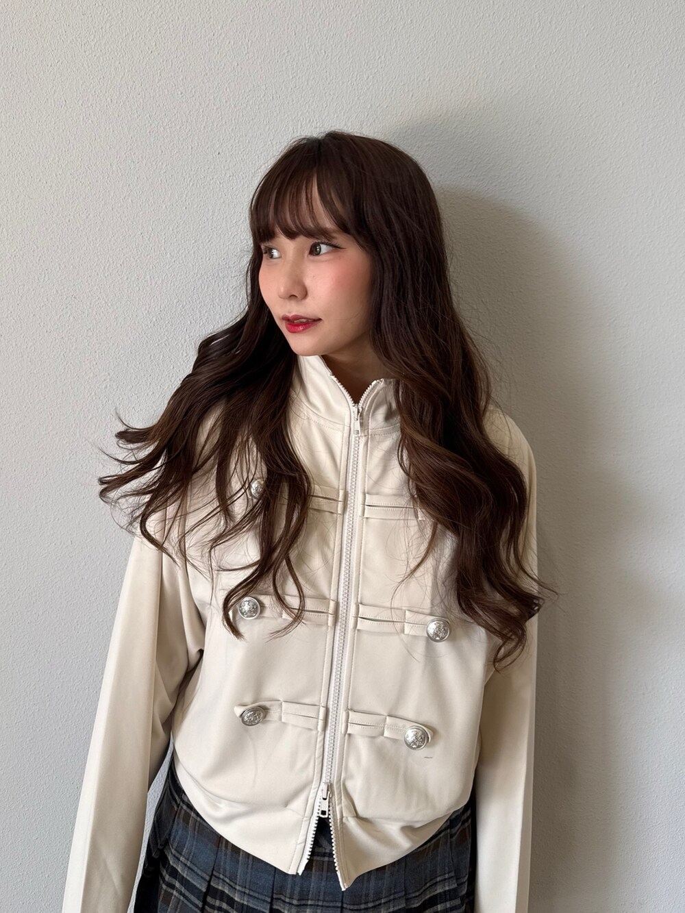 ホワイト系のTシャツ/カットソー、ブルー系のスカート、ブラック系のブーツを着用したレディースの夏コーディネートの5枚目の写真
