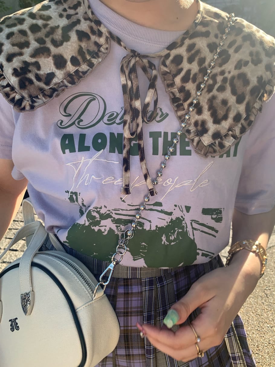 パープル系のTシャツ/カットソー、パープル系のスカート、ホワイト系のボストンバッグを着用したレディースの夏コーディネートの5枚目の写真