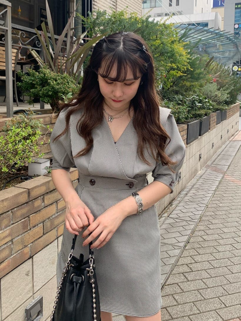 その他のワンピース、シルバー系のネックレス、シルバー系のブレスレットを着用したレディースの春コーディネートの4枚目の写真