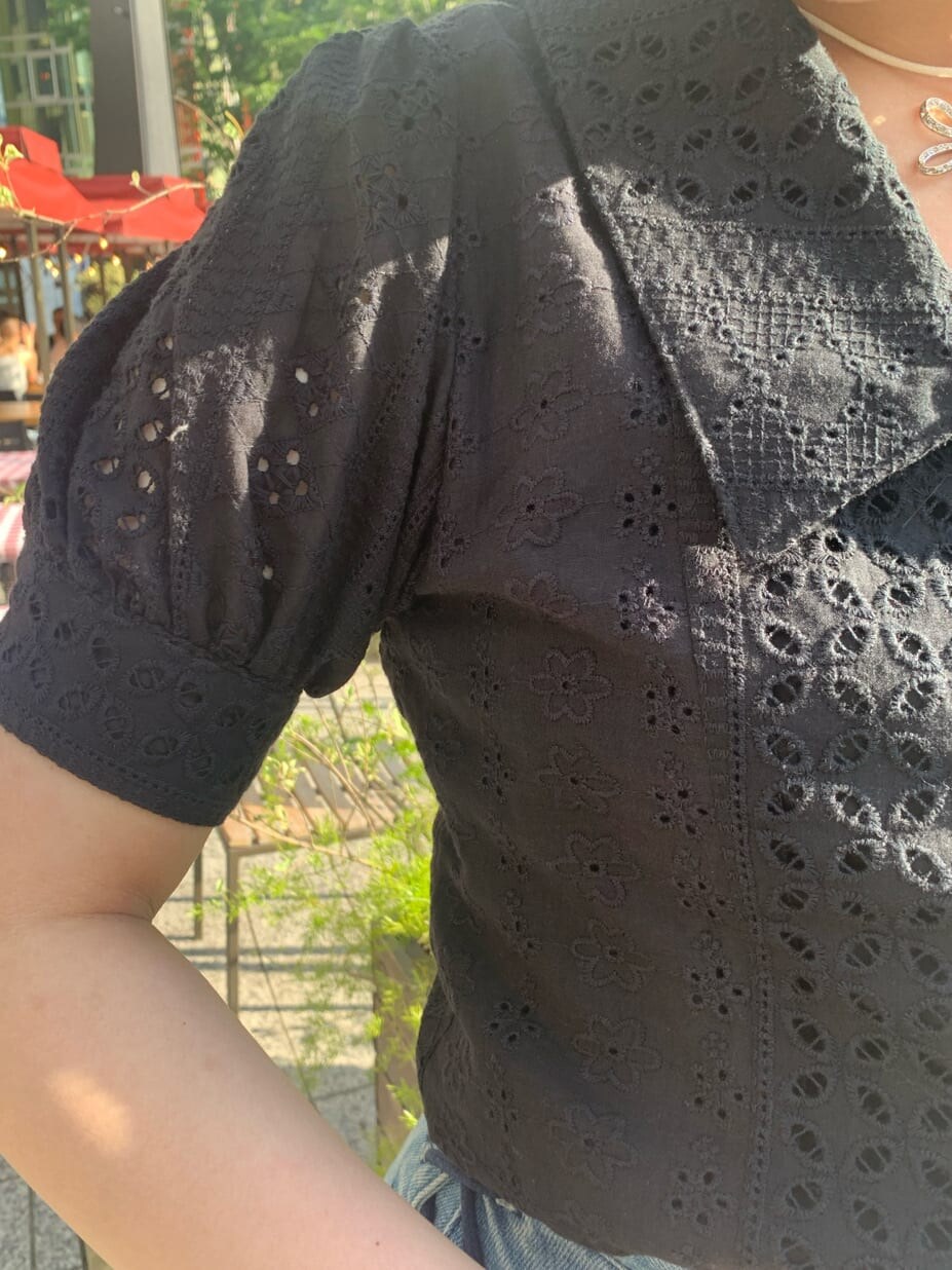 ブラック系のシャツ/ブラウス、ブルー系のデニムパンツ、ホワイト系のチョーカーを着用したレディースの夏コーディネートの7枚目の写真