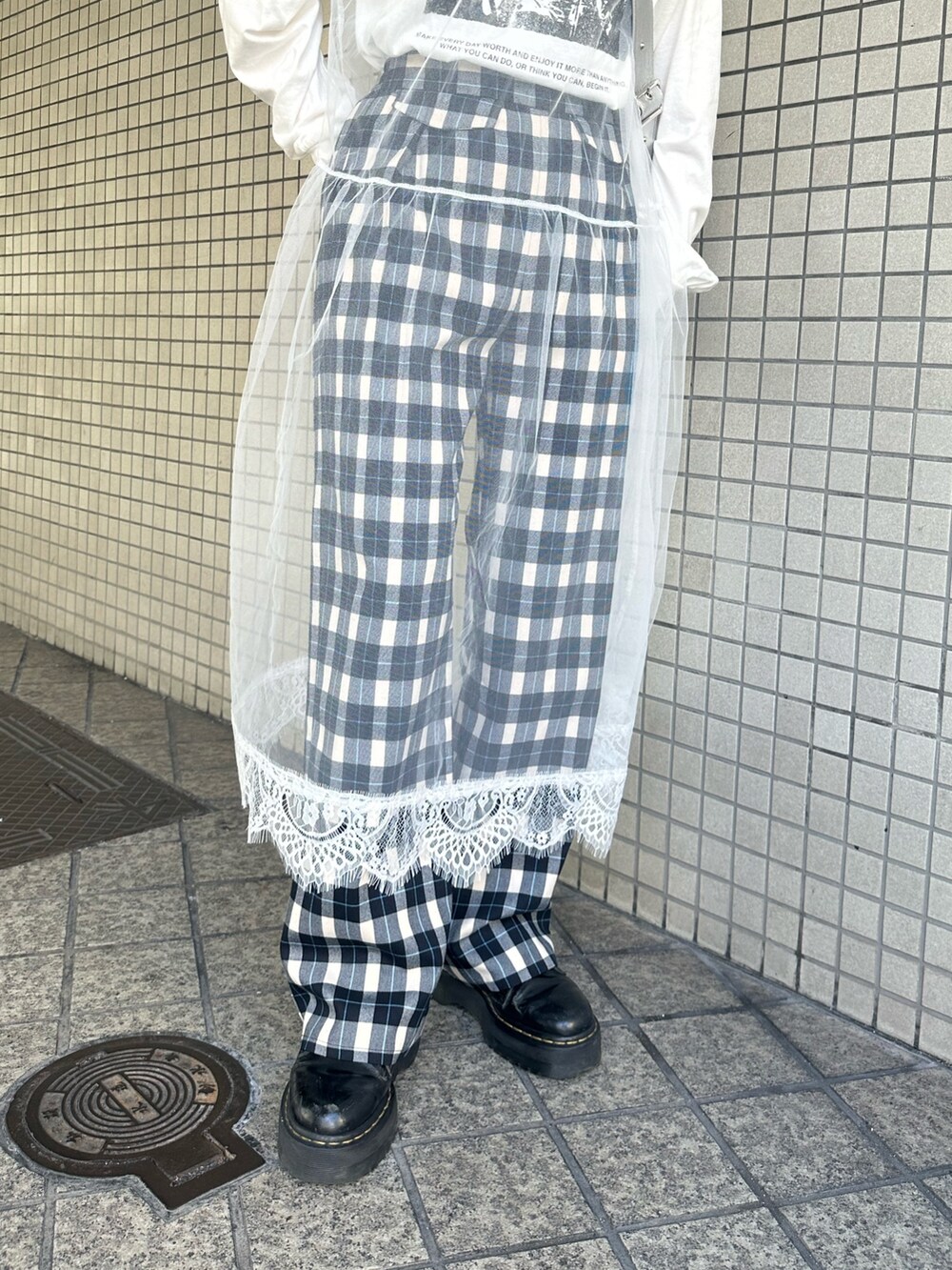 ホワイト系のワンピース、シルバー系のショルダーバッグ、その他のスラックスを着用したレディースの冬コーディネートの8枚目の写真