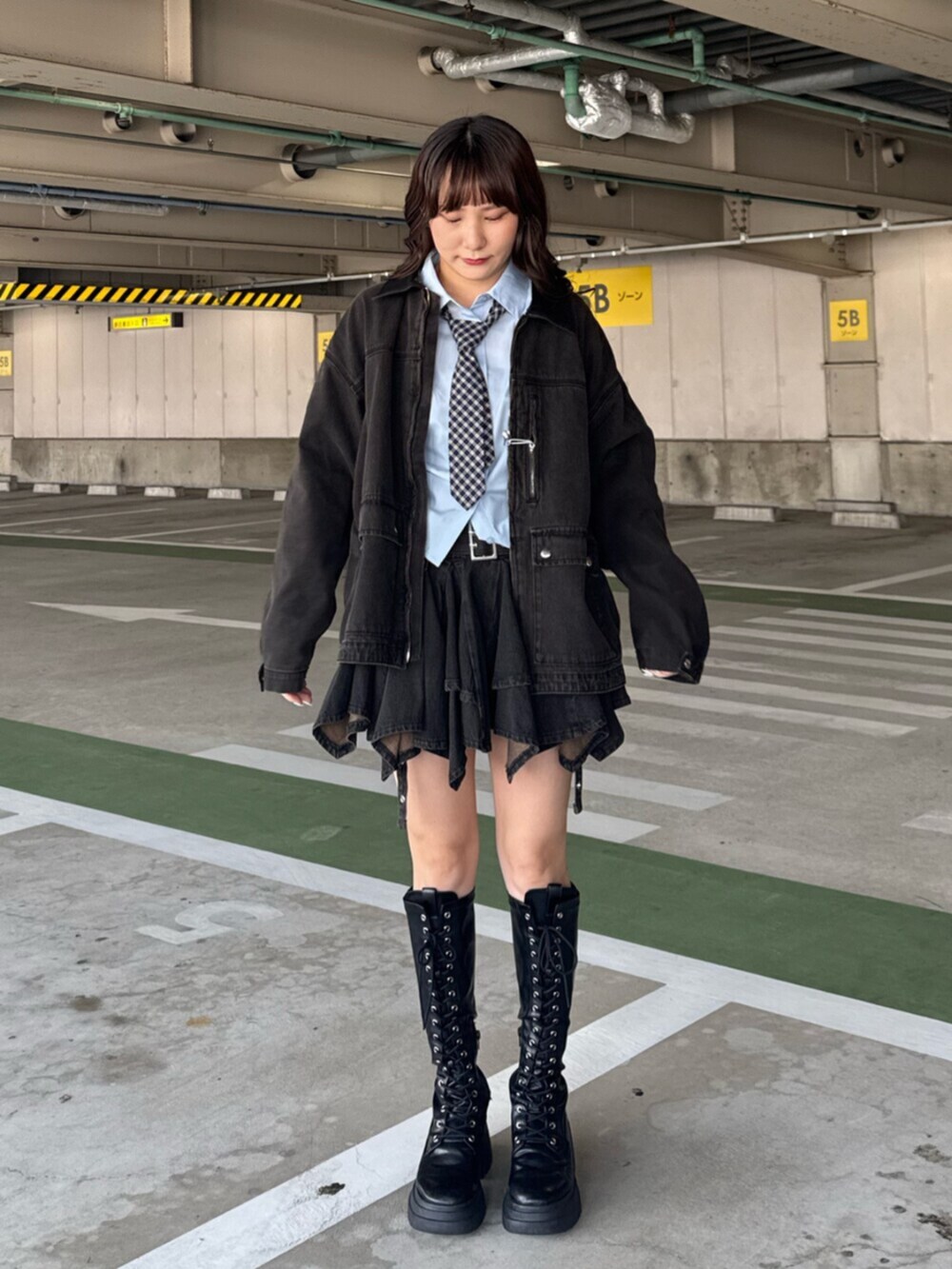 ブラック系のデニムジャケット、ブルー系のシャツ/ブラウス、ブラック系のデニムスカートを着用したレディースの秋コーディネートの4枚目の写真