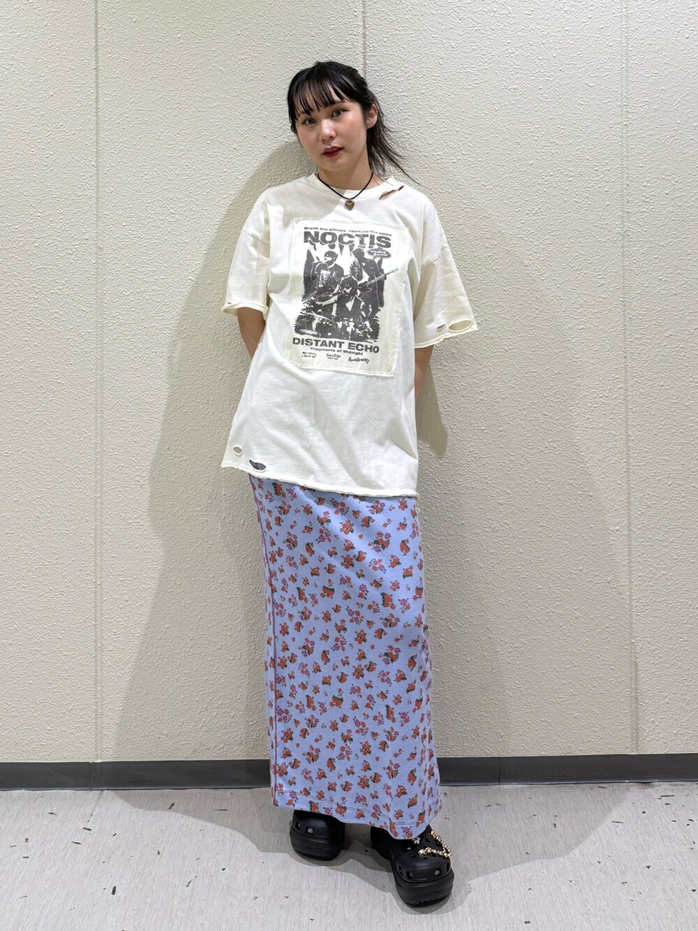 ホワイト系のTシャツ/カットソー、ブルー系のワンピース、ブラック系のその他シューズを着用したレディースの夏コーディネートの5枚目の写真