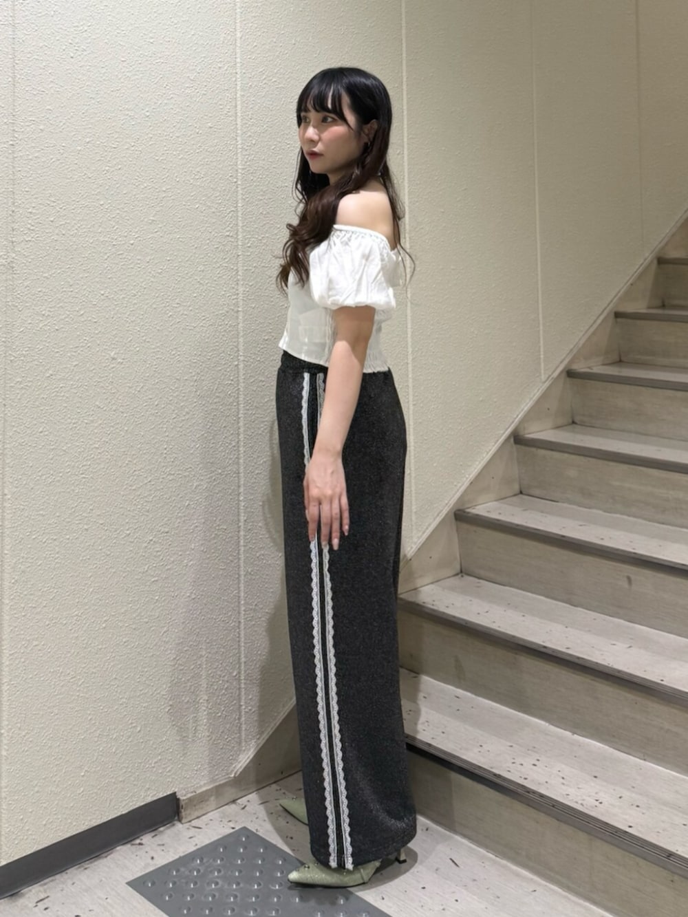 グリーン系のパンプス、ブラック系のその他パンツ、ホワイト系のシャツ/ブラウスを着用したレディースの夏コーディネートの2枚目の写真