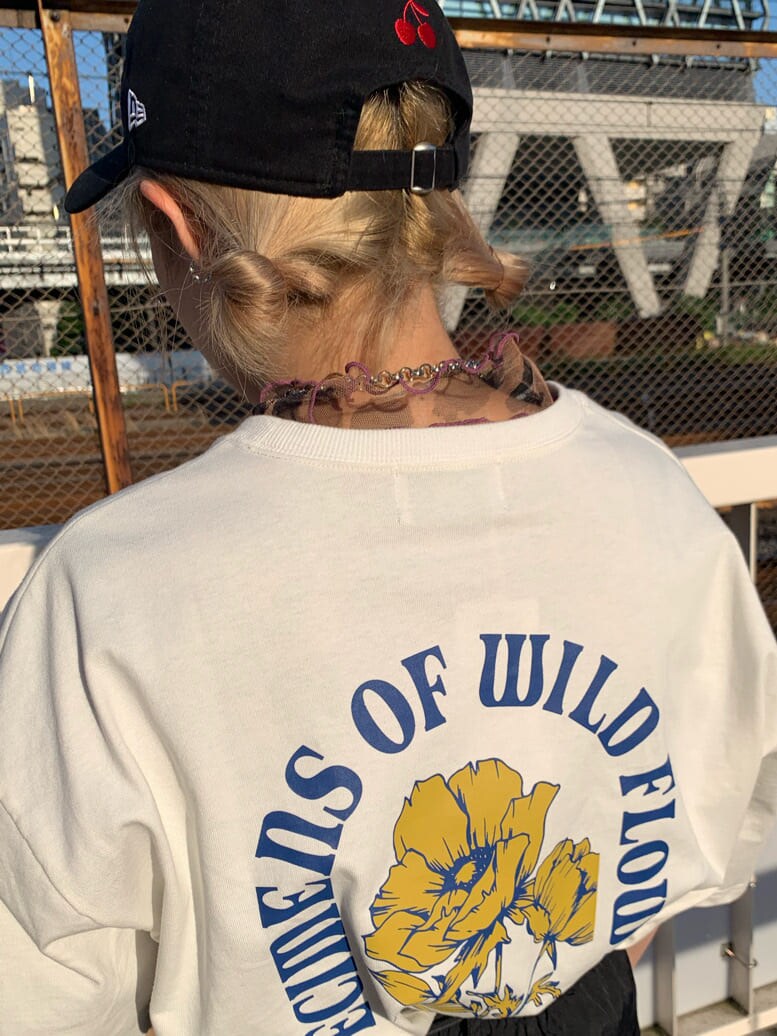 その他のTシャツ/カットソー、ホワイト系のTシャツ/カットソー、ブラック系のその他パンツを着用したレディースの夏コーディネートの7枚目の写真