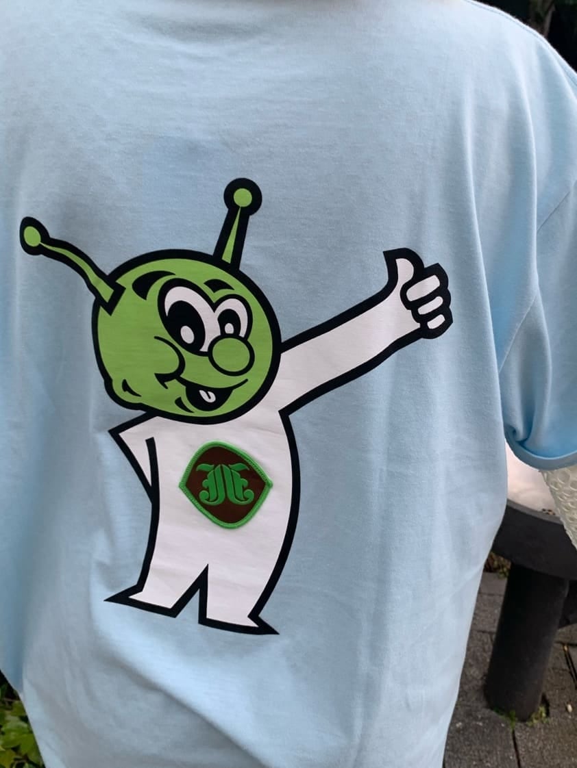 ブラック系のブーツ、ホワイト系のTシャツ/カットソー、ブルー系のTシャツ/カットソーを着用したレディースの春コーディネートの6枚目の写真