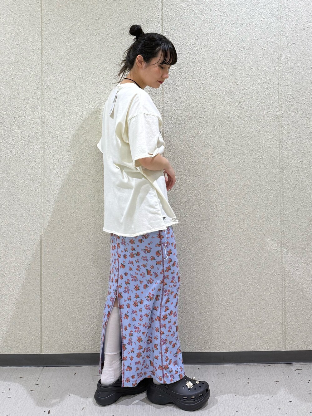 ホワイト系のTシャツ/カットソー、ブルー系のワンピース、ブラック系のその他シューズを着用したレディースの夏コーディネートの4枚目の写真