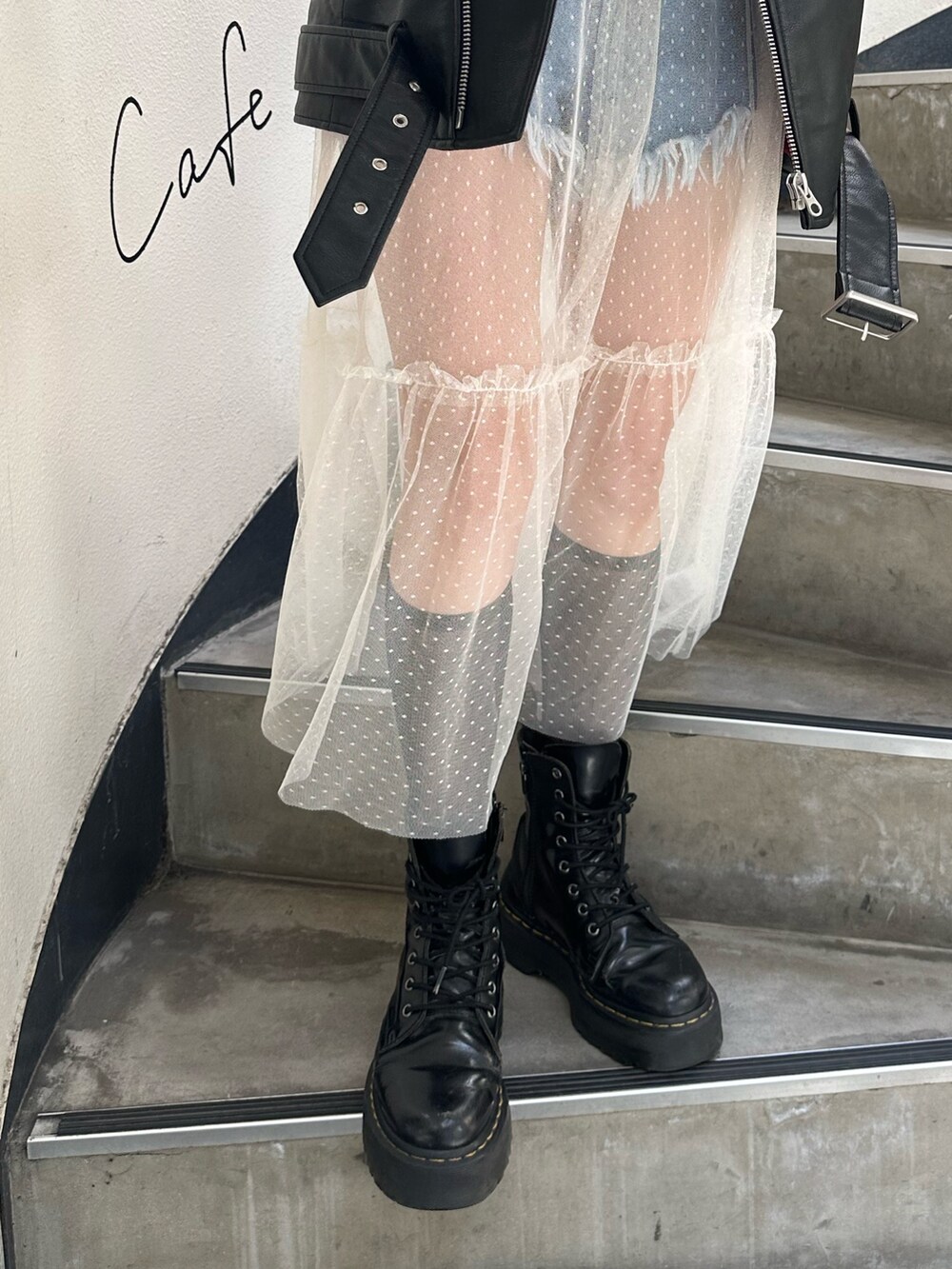 ブラック系のTシャツ/カットソー、ブラック系のライダースジャケット、ホワイト系のワンピースを着用したレディースの夏コーディネートの6枚目の写真