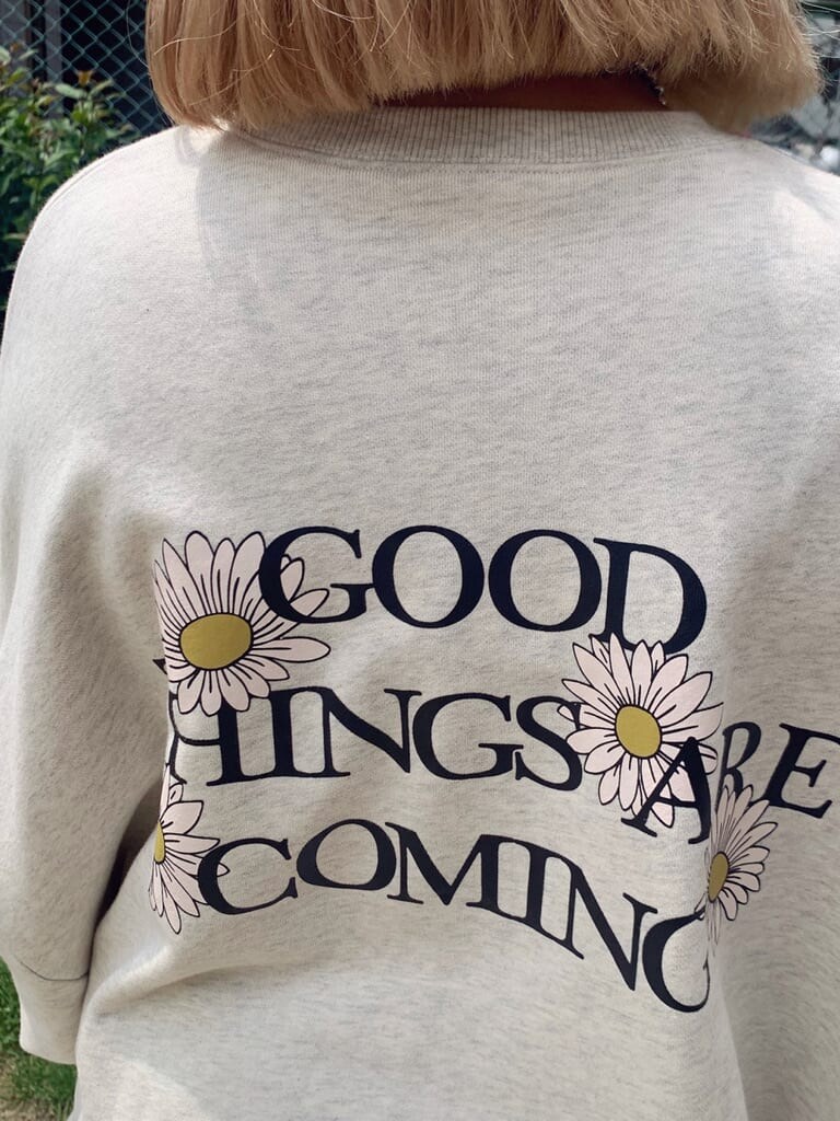 グレー系のスウェット、ブラック系のその他パンツを着用したレディースの秋コーディネートの4枚目の写真