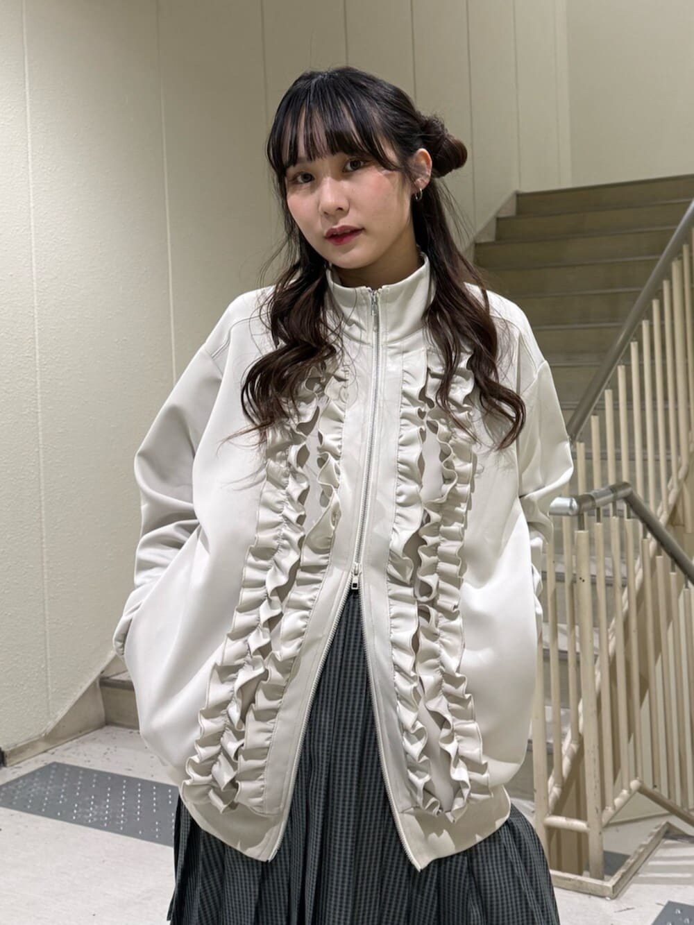 ブラック系のブーツ、ホワイト系のジャージ、その他のスカートを着用したレディースの冬コーディネートの8枚目の写真