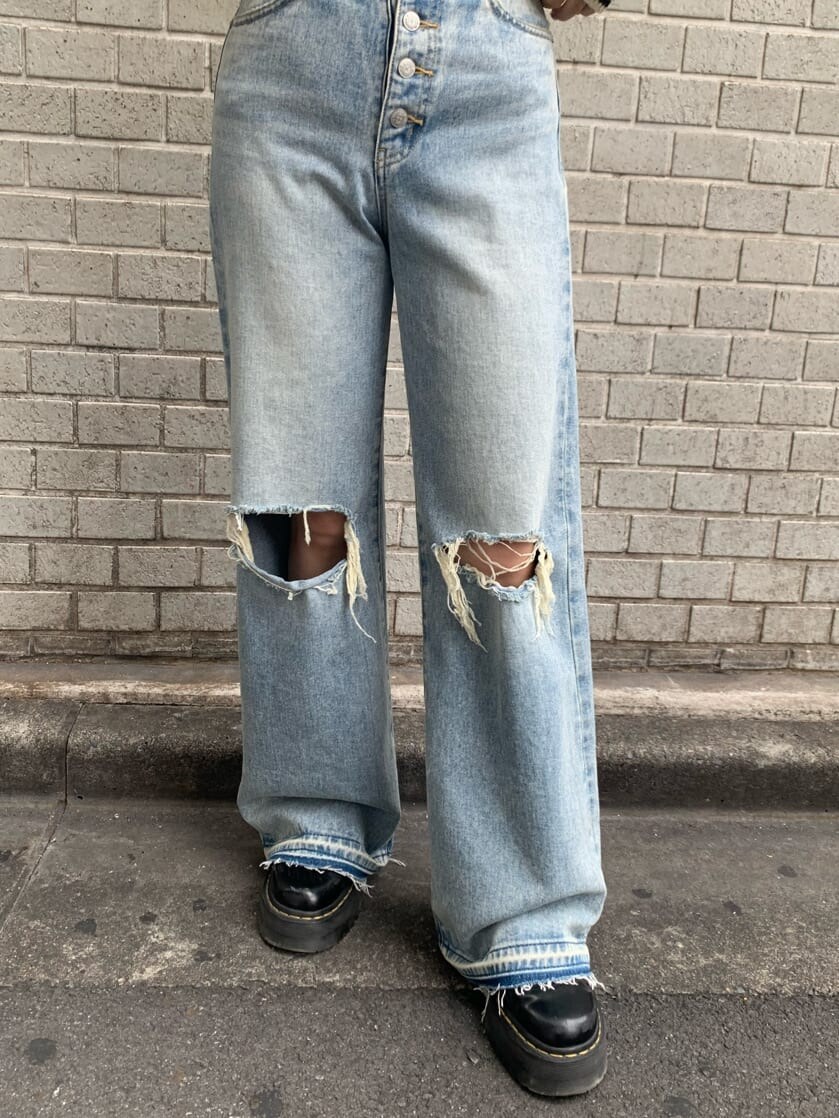 ブルー系のデニムパンツ、ホワイト系のTシャツ/カットソー、グリーン系のベストを着用したレディースの夏コーディネートの7枚目の写真