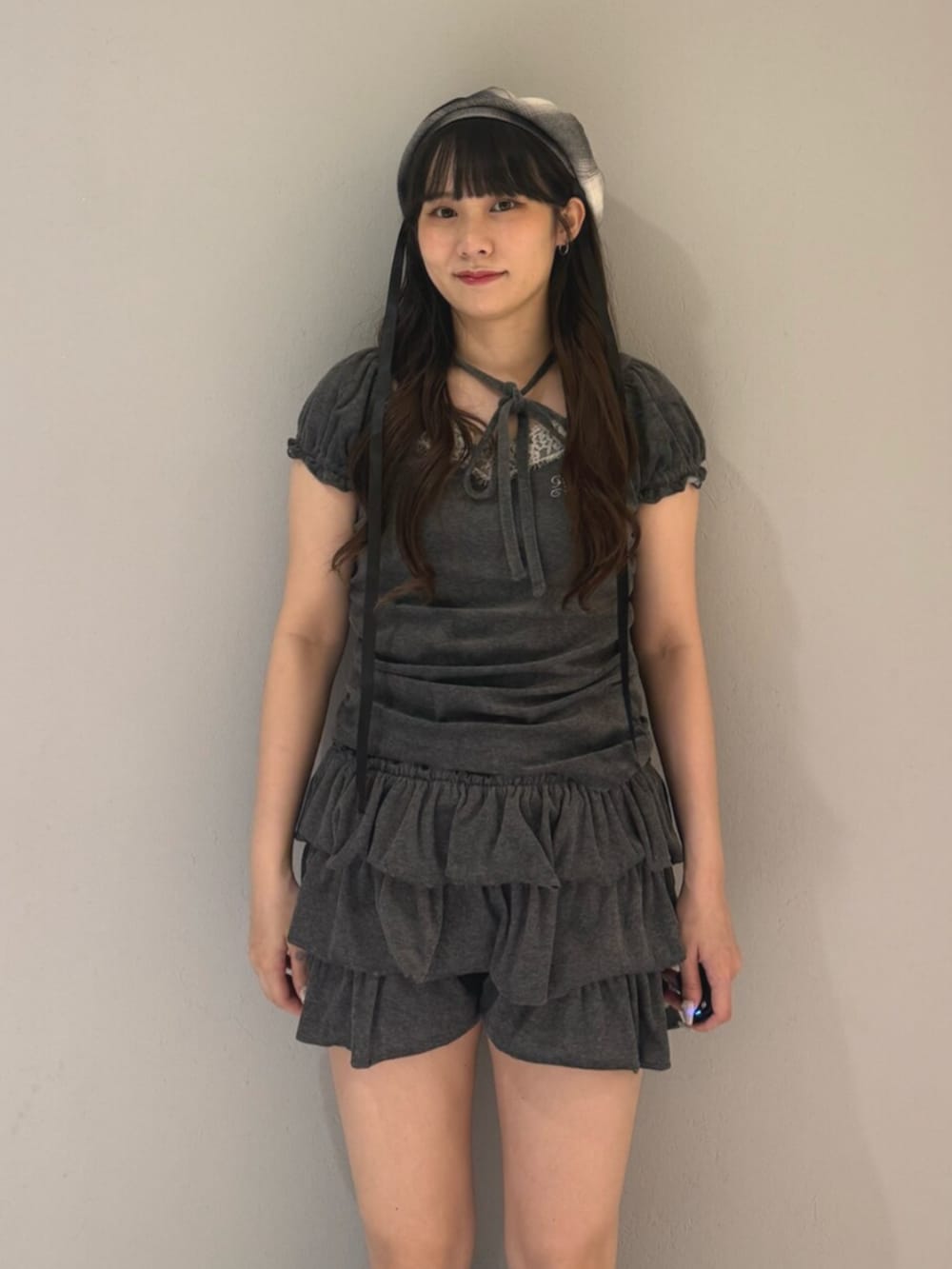 ブラック系のブーツ、グレー系のTシャツ/カットソー、グレー系のスカートを着用したレディースの夏コーディネートの5枚目の写真